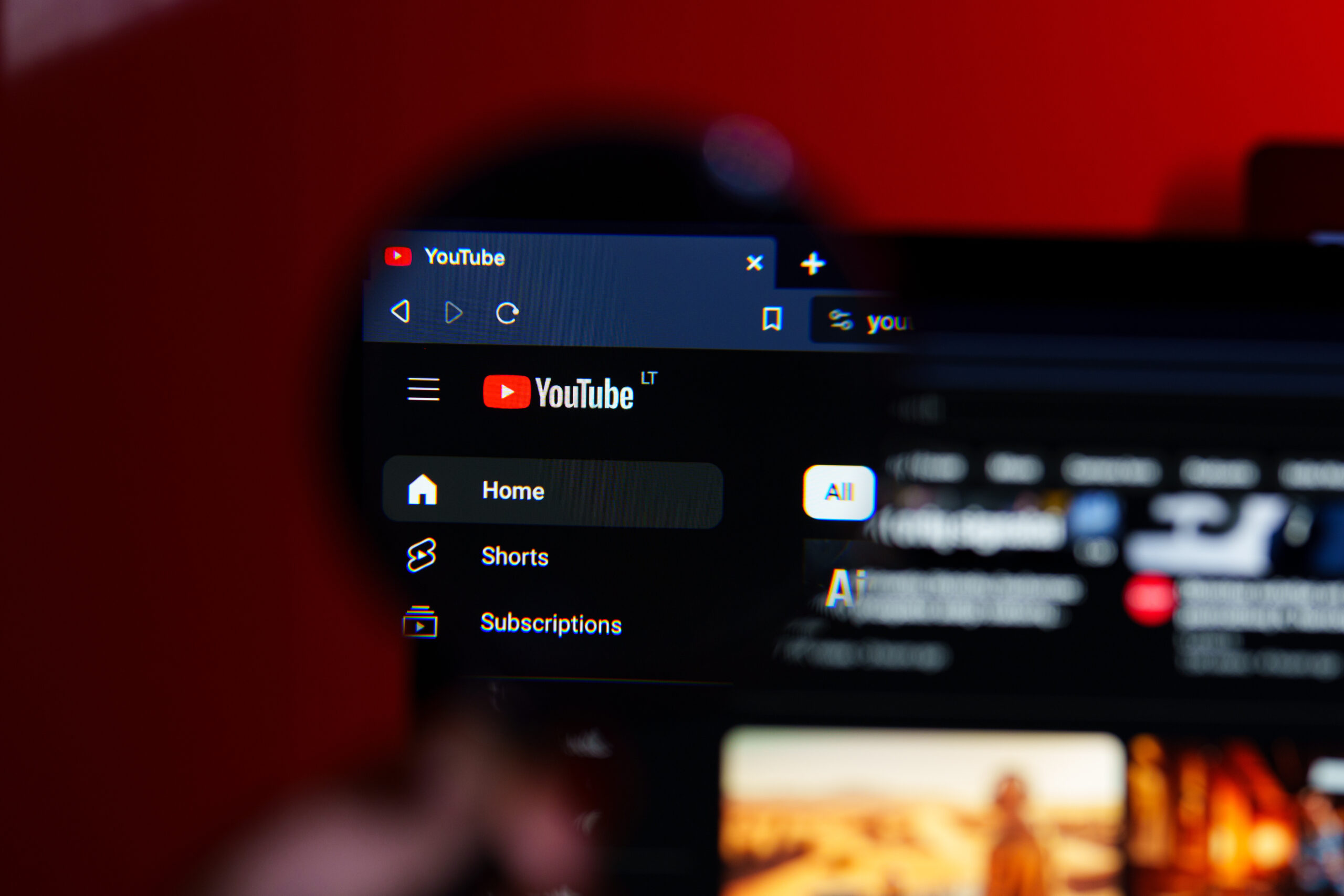 Trend, który zmienia Internet: Dlaczego 68% Polaków wybiera twórców zamiast studiów wideo?